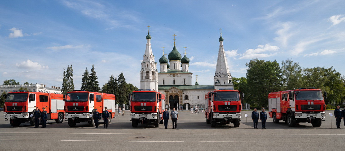 В Ярославле губернатор вручил пожарным новую технику «ПОЖСНАБ»